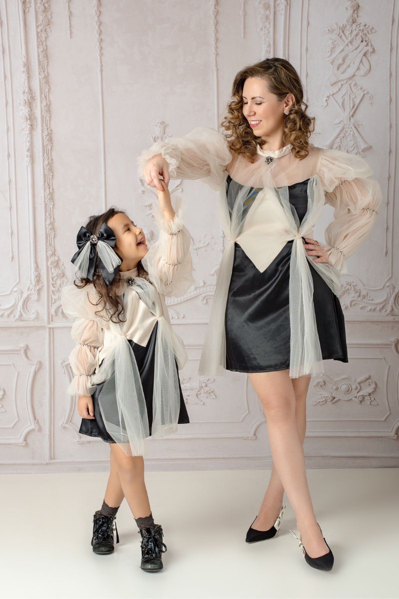 Matching outfits mom and daughter in the Paris dresses