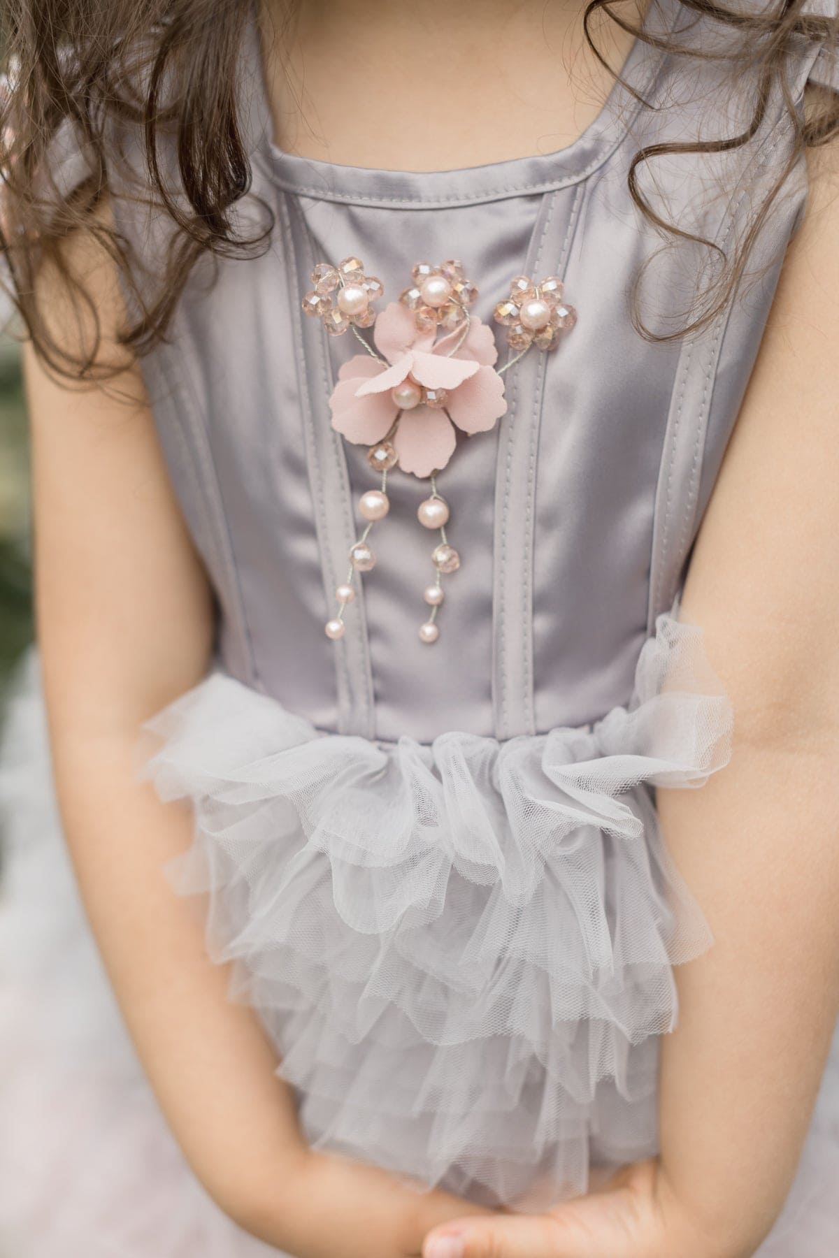 Mia 灰色和粉色薄纱连衣裙